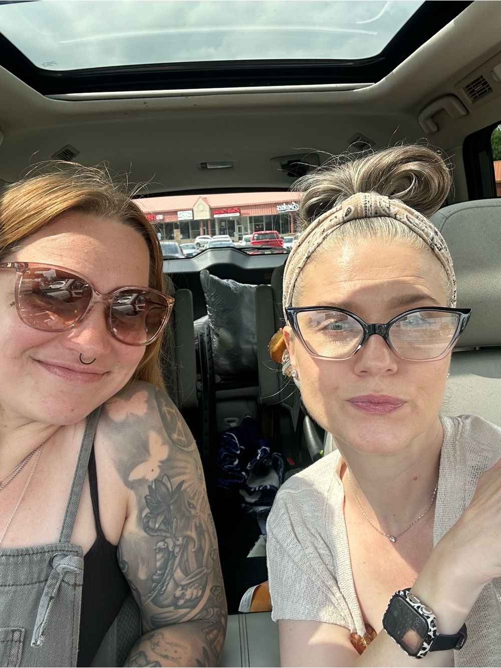 Notification! 📣 LIVE Cohost with Susie (Hippie_closet_ )& Robyn (Robyn_lynn78) - Picture 3 of 6